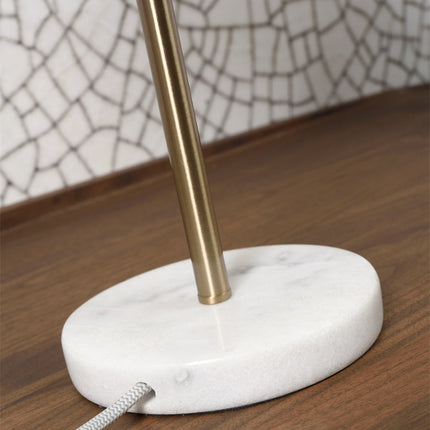 Détail de la base ronde en marbre blanc veiné