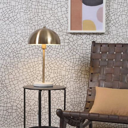 Lampe à poser Toulouse dôme métal doré et base marbre blanc sur guéridon