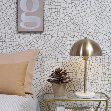 Lampe Toulouse marbre blanc et métal doré posée sur table de chevet