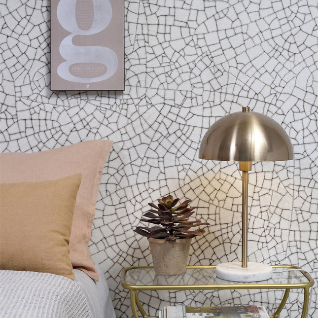 Lampe Toulouse marbre blanc et métal doré posée sur table de chevet