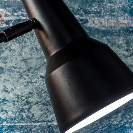 Détail du globe conique en fer noir de la lampe Valencia laissant passer la lumière
