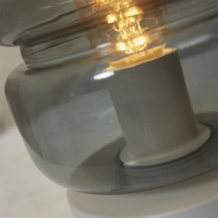 Détail du socle en métal gris clair et de la douille de la lampe Verona