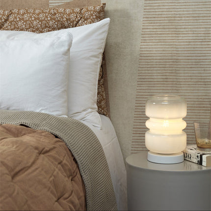 Lampe à poser Verona en verre dégradé allumée sur une table de chevet