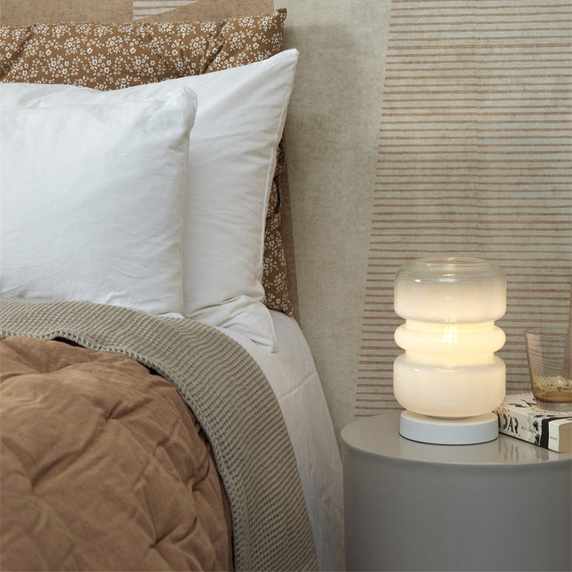 Lampe à poser Verona en verre dégradé allumée sur une table de chevet