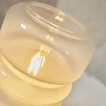 Détail du haut transparent du verre soufflé de la lampe Verona