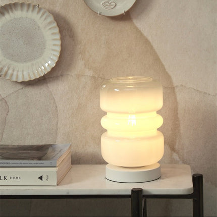 Lampe à poser Verona verre dégradé blanc allumée sur une console, ambiance japandi