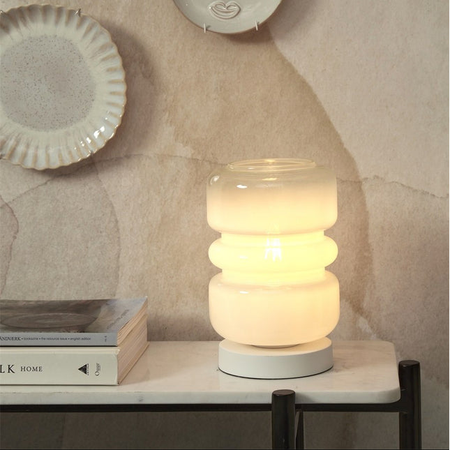 Lampe à poser Verona verre dégradé blanc allumée sur une console, ambiance japandi