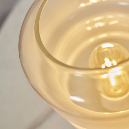 Gros plan sur le verre soufflé dégradé de la lampe à poser Verona