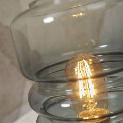 Zoom sur le verre fumé gris et l'ampoule à filament de la lampe Verona