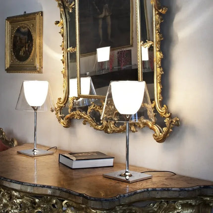 Lampe acrylique design italien allumée diffusant une lumière douce