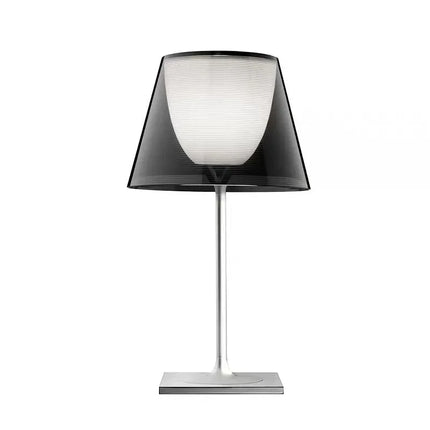 Lampe acrylique design italien sur un bureau minimaliste