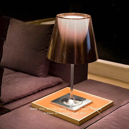 Détail de l'abat-jour en acrylique translucide de la lampe italienne