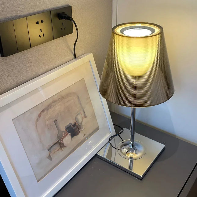Lampe acrylique design italien posée dans un salon contemporain