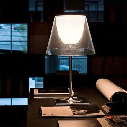 Lampe de table italienne en acrylique translucide et base en métal