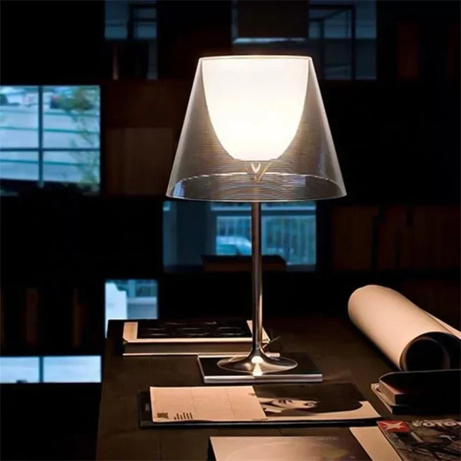 Lampe de table italienne en acrylique translucide et base en métal