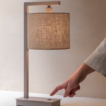 Gros plan sur la structure en fer finition sable de la lampe à poser Boston.