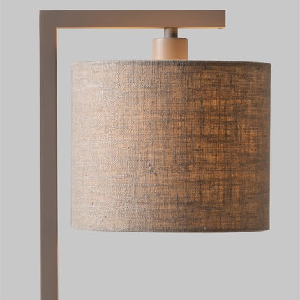 Gros plan sur la fixation en fer sable et l'abat-jour en coton lin foncé de la lampe Boston.