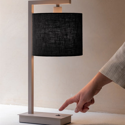 Lampe à poser Boston vue de face, socle sable rectangulaire et abat-jour cylindrique en coton noir.
