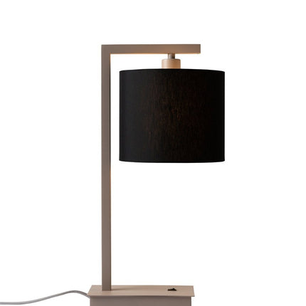 Lampe de table Boston en studio, structure en fer finition sable et abat-jour en coton noir.