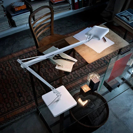 Lampe de bureau italienne sur une table de chevet dans une chambre