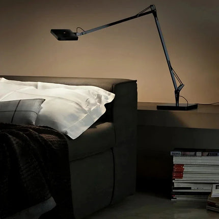 Détail du bras articulé et de la tête de la lampe de bureau italienne