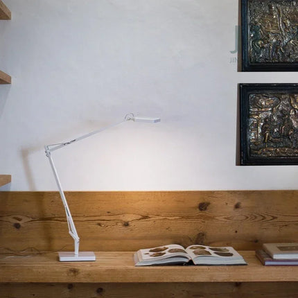 Lampe de bureau italienne éclairant un plan de travail avec précision