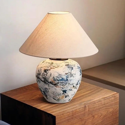 Lampe en céramique avec abat-jour en tissu pour une lumière douce