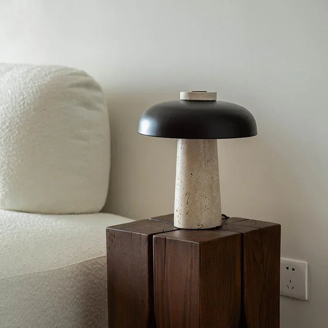 Lampe champignon en travertin allumée en lumière douce