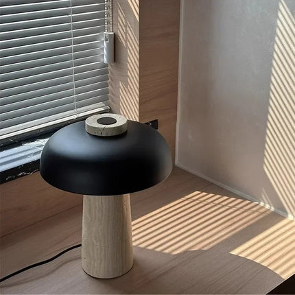 Lampe champignon en travertin sur un bureau minimaliste