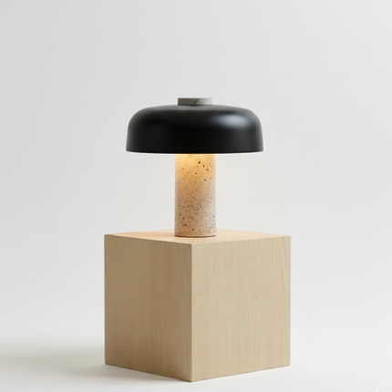 Lampe champignon en travertin posée sur une table de chevet