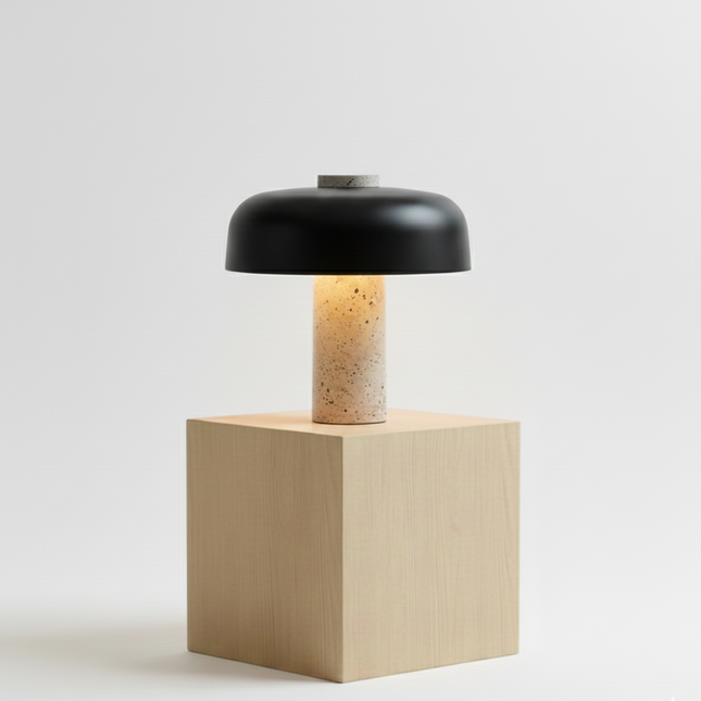 Lampe champignon en travertin posée sur une table de chevet