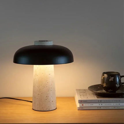 Lampe champignon en travertin posée sur une console