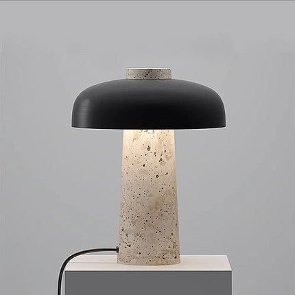 Détail des nuances de la pierre de travertin de la lampe champignon