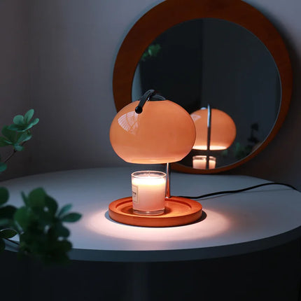 Lampe chauffe-bougie allumée diffusant une lumière douce