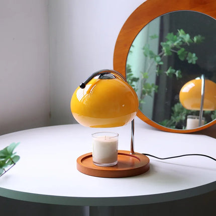 Lampe chauffe-bougie en verre orange dans un salon