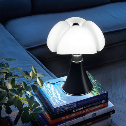 Lampe chauve-souris diffusant une lumière douce le soir