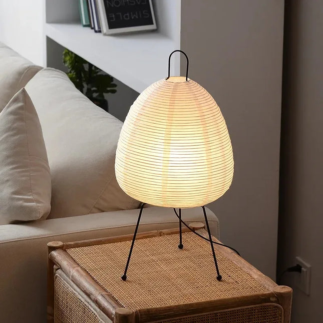 Lampe de chevet japonaise en papier de riz allumée sur une table de nuit