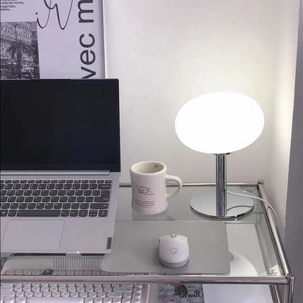 Lampe de chevet sucette nordique allumée en lumière chaude