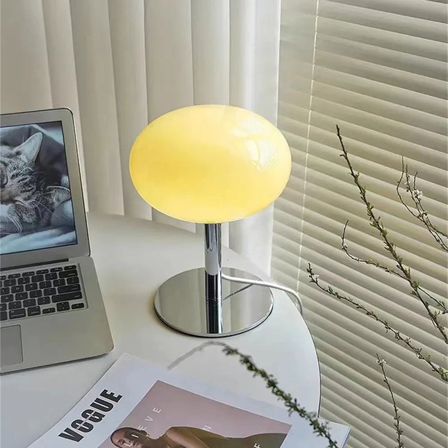 Lampe de chevet sucette nordique posée sur une table de nuit dans une chambre