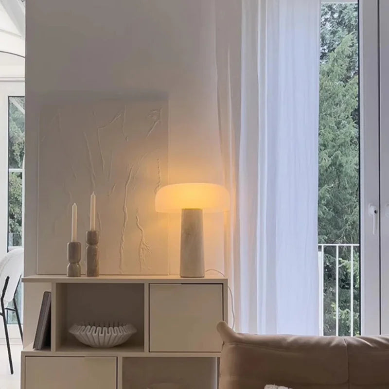 Lampe de chevet en travertin naturel, parfaite pour un éclairage de haute qualité et une décoration intérieure élégante.