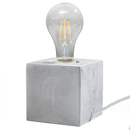 Lampe de Table Pure Cube en béton, packshot avec ampoule à filament