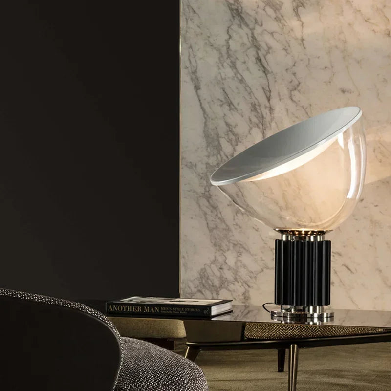 Lampe de style italien, design orientable avec abat-jour en verre transparent et finition en chrome poli.