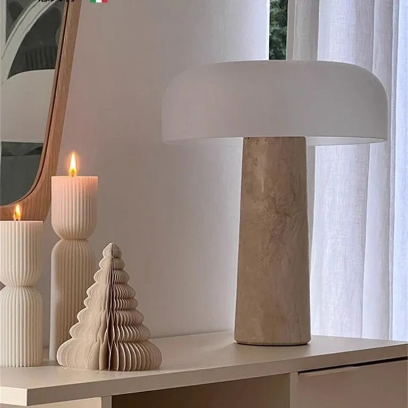 Lampe minimaliste en pierre naturelle avec éclairage LED, parfaite pour un éclairage d'ambiance dans une chambre moderne.