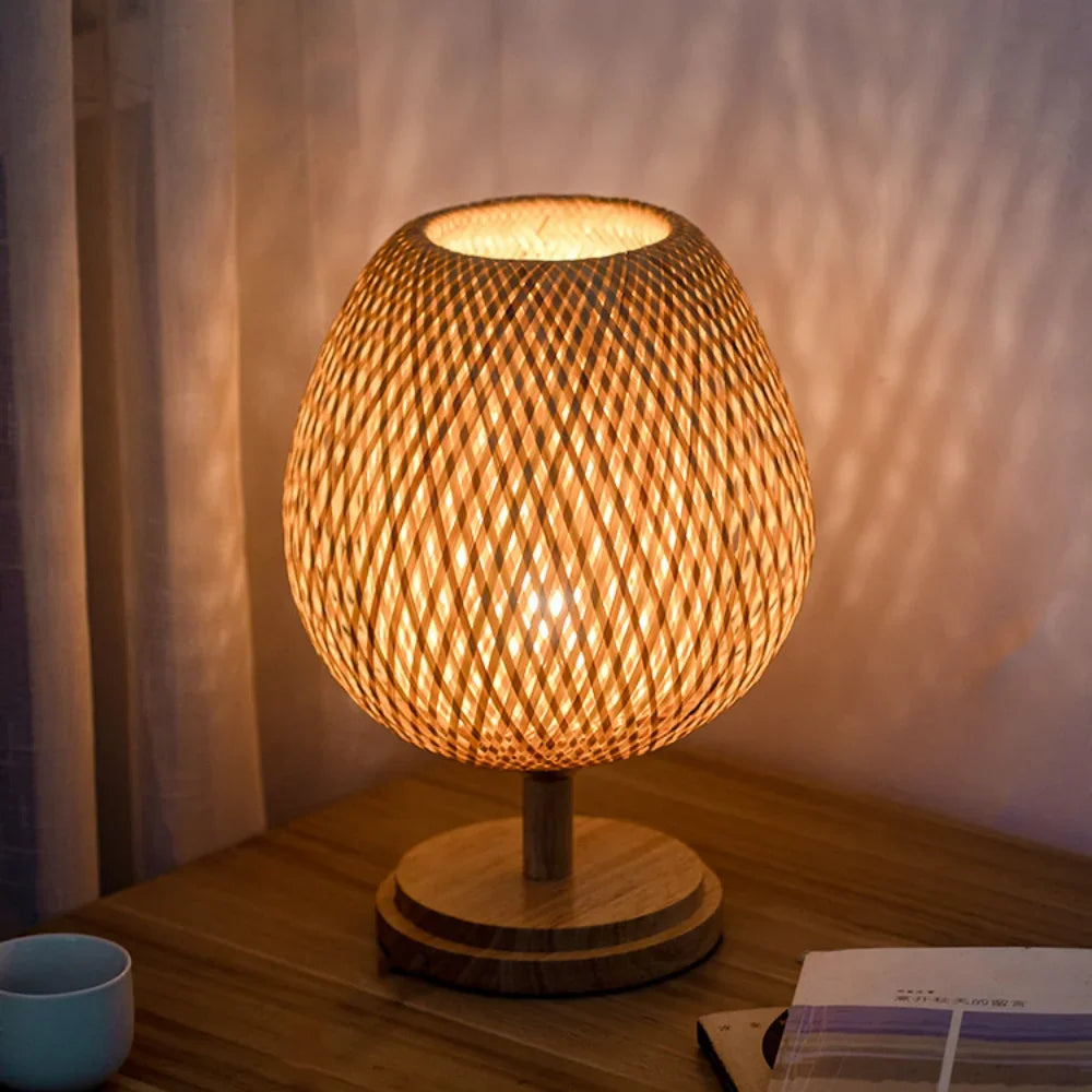 Lampe à poser style Wabi-Sabi en rotin pour une ambiance zen dans un bureau