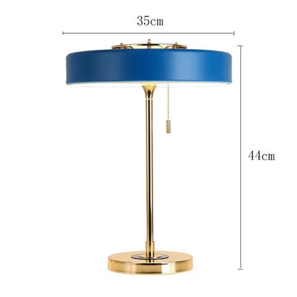 Lampe de table dorée sur un bureau, éclairage d'appoint chaleureux