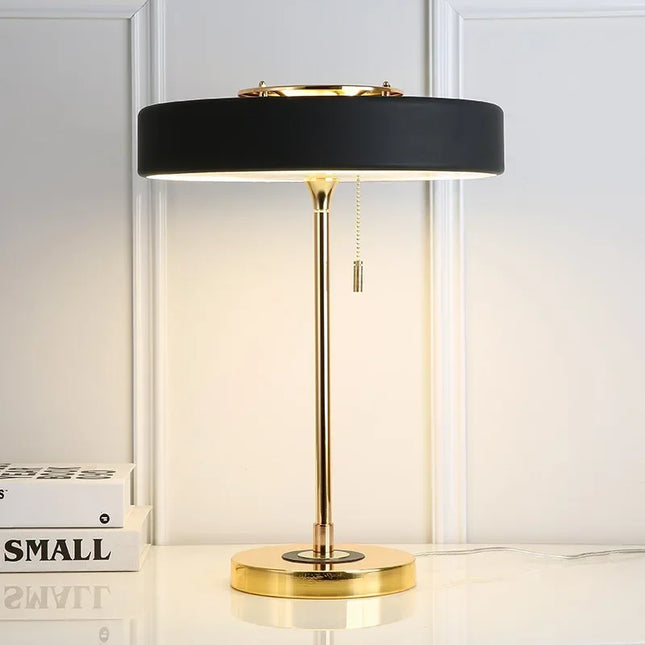 Lampe de table dorée à corps noir et interrupteur à tirette