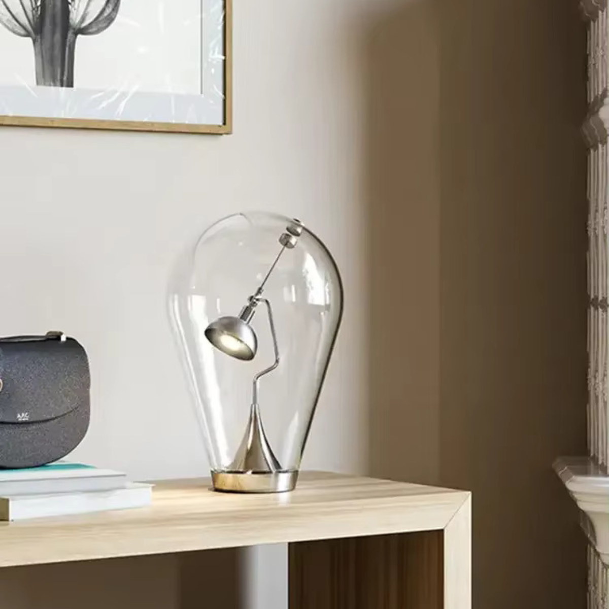 Lampe d'étude LED design minimaliste, idéale pour un éclairage doux et directionnel dans la chambre.