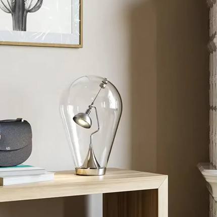 Lampe d'étude LED design minimaliste sur une table de chevet, lumière douce et directionnelle.