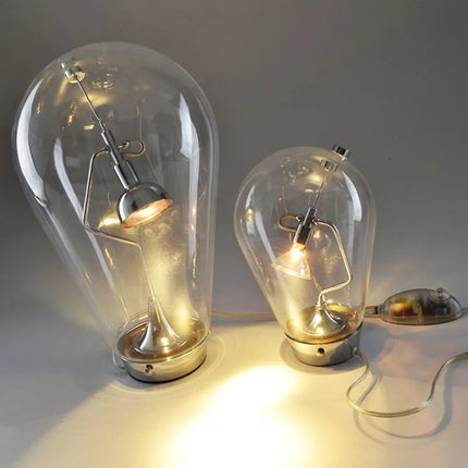 Lampe d'étude LED à finition chrome poli et base magnétique, design contemporain.