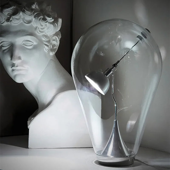 Lampe d'étude LED minimaliste magnétique à finition chromée pour un bureau moderne.
